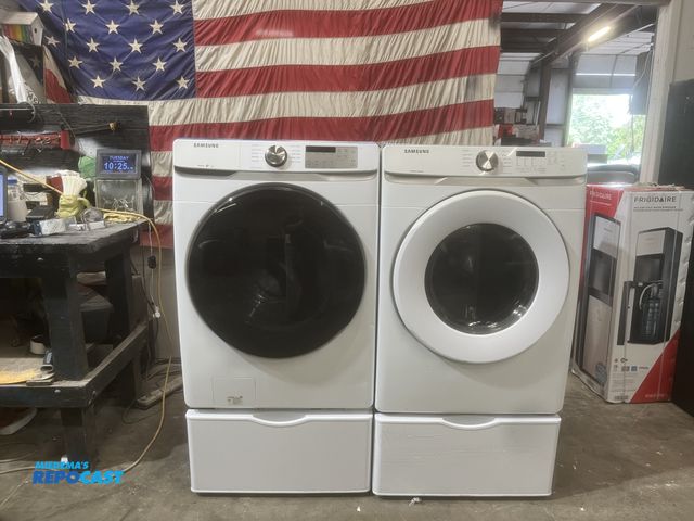 Lot 2-59017 - Gas Samsung Front load Washer & Dryer Set Washer  10 cycles  5 temperature   5 spin speed  5 soil le...