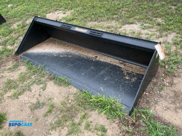 Lot 2-40131 - New Tomahawk 84" Skid Steer Bucket, Universal Quick Attach (3027-4)