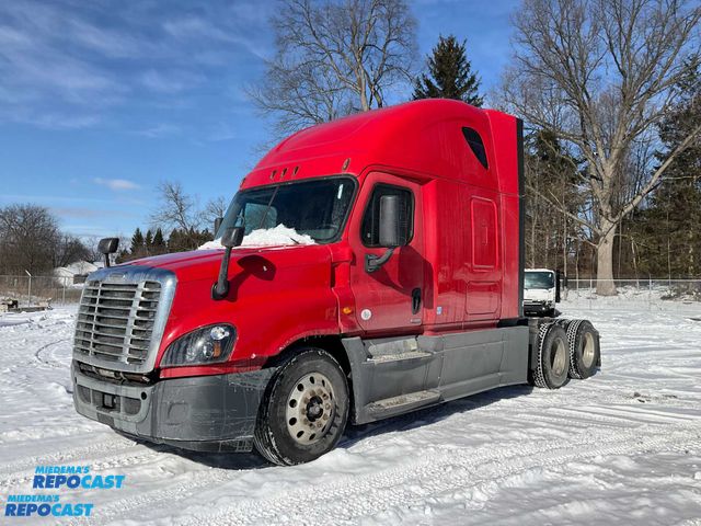 Lot 2-42790 - 2016 Freightliner Cascadia 125 6x4 Semi Truck