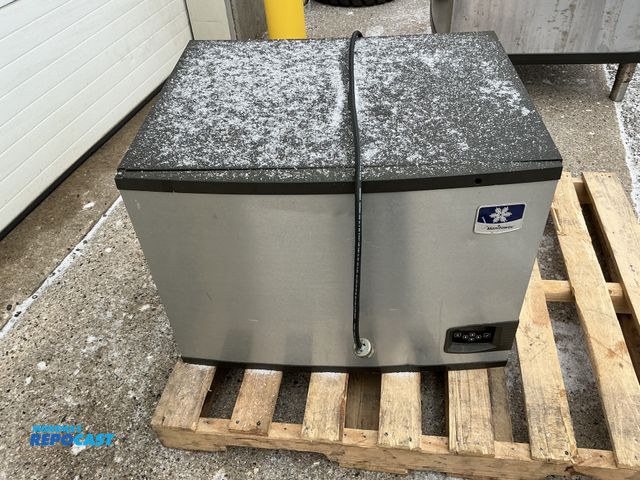 Lot 2-60423 - Manitowoc Icemaker without storage means, model IY0606A – 26, makes ice but does not drop it into bi...