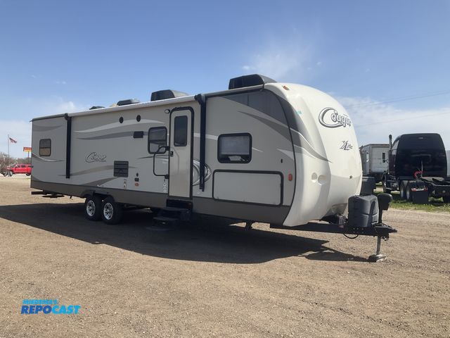 Lot 2-22136 - 2016 Keystone Cougar 32FBS Camper Travel Trailer