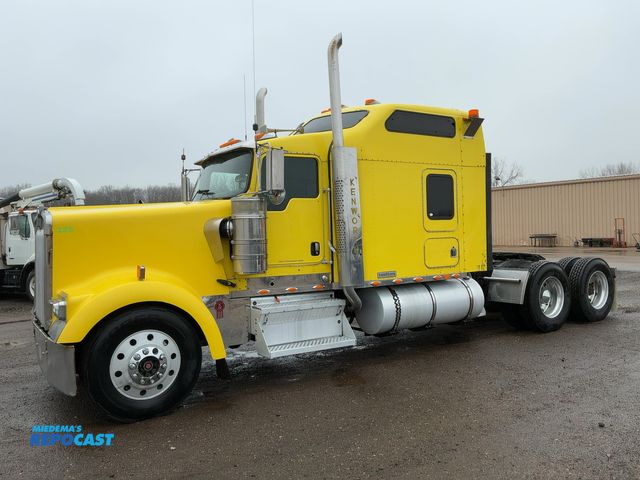Lot 2-11027 - 2005 Kenworth W900 Semi Truck
