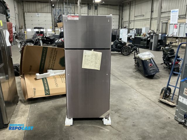 Lot 2-73006 - New Electric Free Standing General Electric GTS18HYNHRFS Refrigerator/Freezer