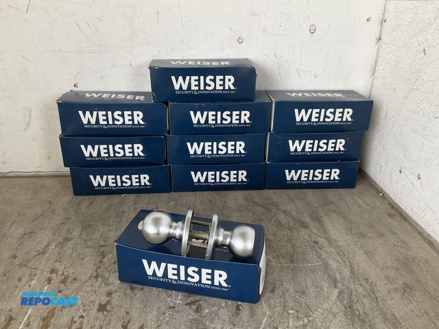Lot 2-64531 - Lot of (11) weiser security and innovation door knobs silver with lock GAC531 Y26D SMT B 6LS1R1