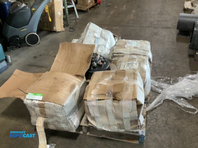 Lot 2-65541 - Skid  lot of 8 used of Lippert Hubs