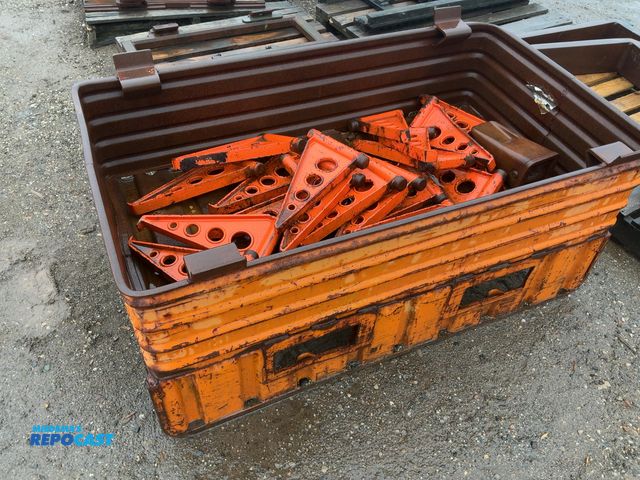 Lot 2-43169 - Metal box of riggers for a lowboy Etnyer