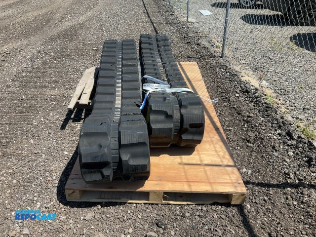 Lot 2-91983 - Set of (2) Rubber Skid Steer Tracks 400 x 72.5 x 74 Skid Steer