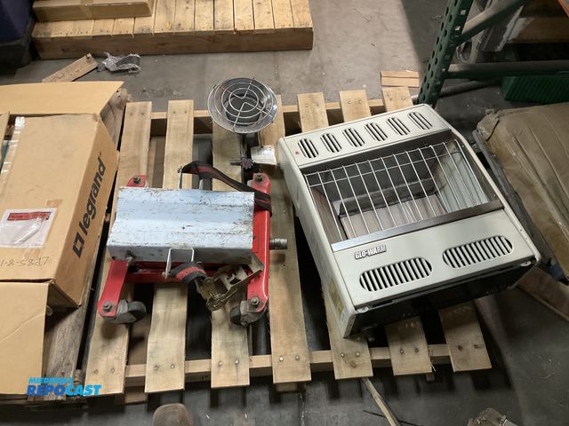 Lot 2-23936 - Lot of Mr heater heat lamp, goo-warm heater, and floor pneumatic jack.