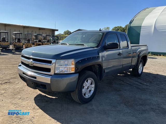 Lot 2-20043 - 2009 Chevrolet Silverado 1500 LT1 Ext. Cab 4WD Extended Cab Standard Box Pickup Truck 4x4