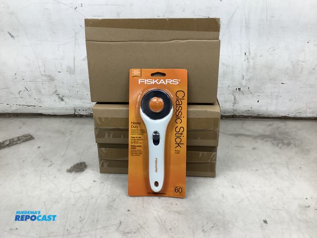 Lot 2-13856 - Lot of (9) Fiskars heavy duty #197960 Classic stick 60mm rotary cutter - 3 boxes of 3