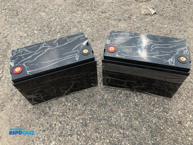 Lot 2-64242 - 2 battery boxes