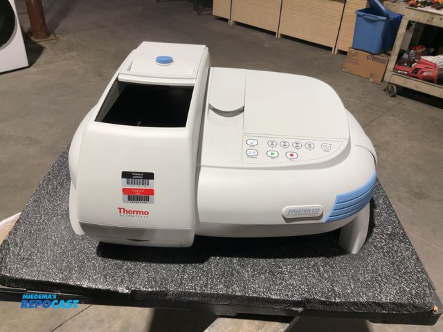 Lot 2-69902 - Thermo Fisher Scientific Evolution 220 UV-Visible Spectrophotometer