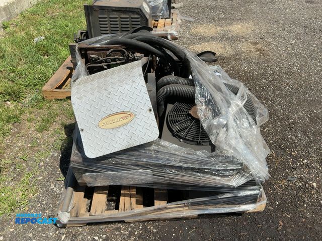 Lot 2-11810 - Comfort Pro APU, comes with sleeper control and some parts for sleeper, missing covers