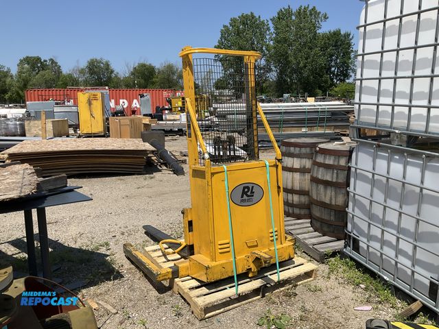 Lot 2-99251 - Rol-Lift RP52-20 12V industrial lift, capacity: 2000LBS, 24” lift height