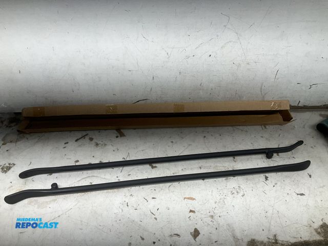 Lot 2-65720 - (1) Brand new Vichtop 2-piece Tire bar manual tire changer.