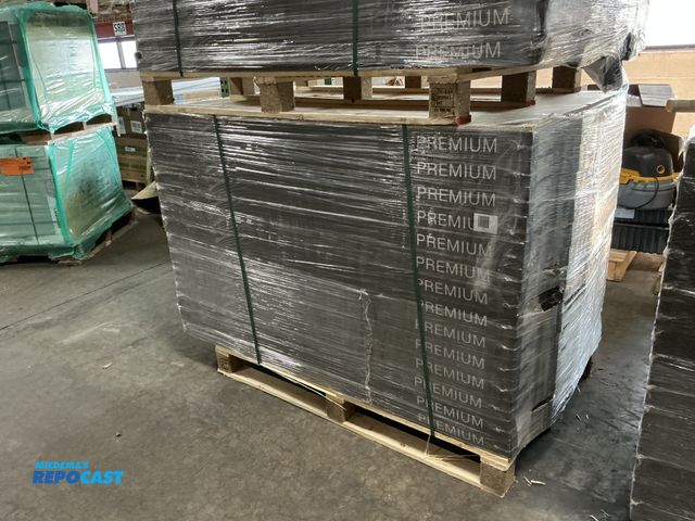 Lot 2-99236 - Skid lot of montreux serene crescendo waterproof flooring 7.6”x54.33” (8 per box)