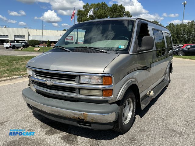Lot 2-99622 - 2000 Chevrolet Express Passenger Van RWD