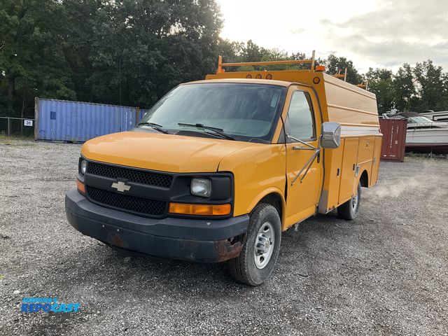 Lot 2-31164 - 2004 Chevrolet EXPRESS G3500 Cargo Van RWD