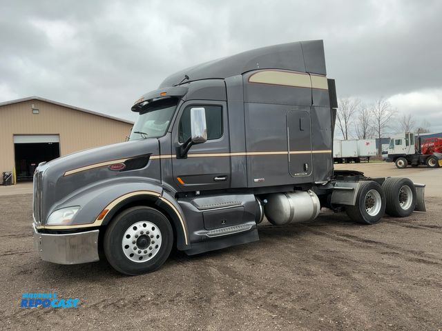Lot 2-11023 - 2017 Peterbilt 579 Semi Truck