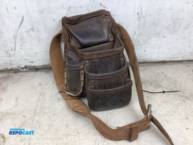 Lot 2-94886 - carpenters leather tool pouch