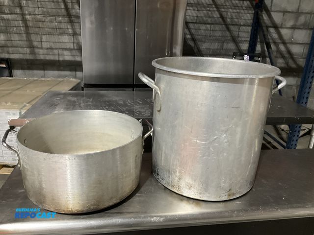 Lot 2-55080 - Lot including (1) 40qt. And (1) approx. 20qt. Stockpot. (No lids)