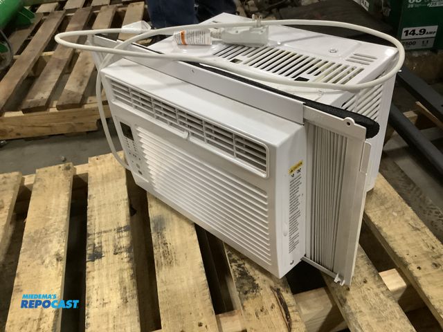 Lot 2-67004 - Ge appliances air room conditioner 115 volts model number AKQ06LZLG1