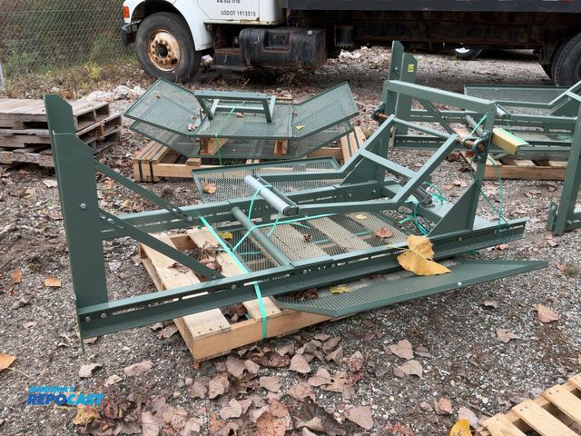 Lot 2-69401 - Pneumatic box pusher