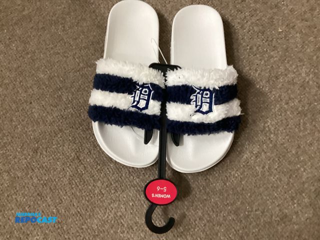 Lot 2-71499 - New Detroit Tigers Women’s fuzzy Slides. Size 5-6