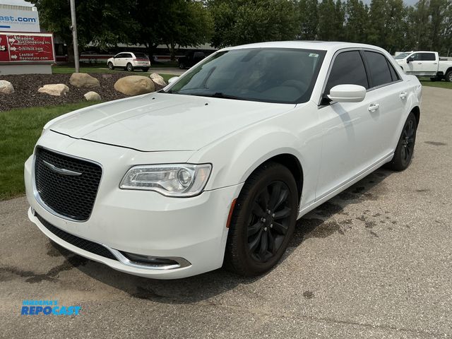 Lot 2-44127 - 2017 Chrysler 300 Limited Sedan AWD