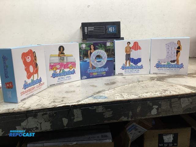 Lot 2-93948 - Lot of (4) Asst. Pool Rafts &amp; (1) Pool Candy Tube Illuminated