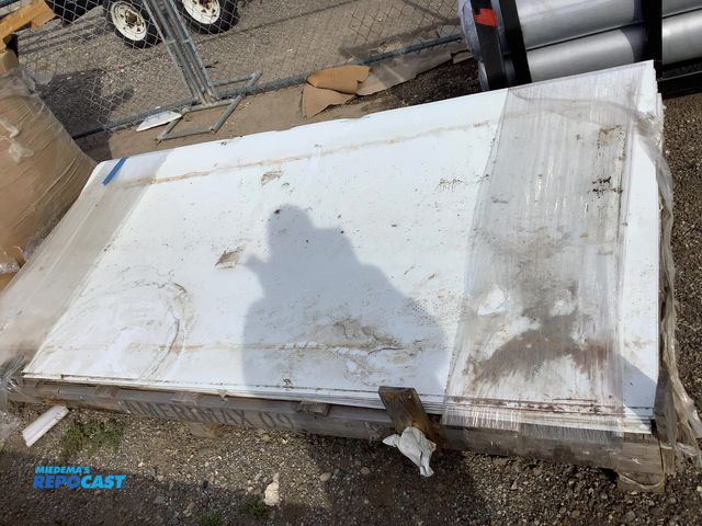 Lot 2-33213 - white rv metal/mesa