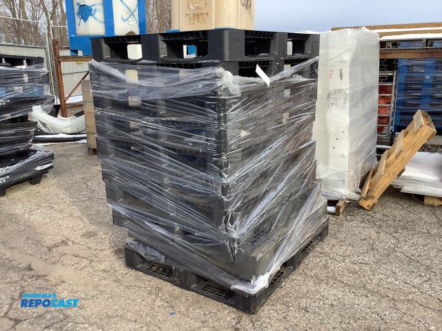 Lot 2-15556 - 9 Black plastic stackable pallets