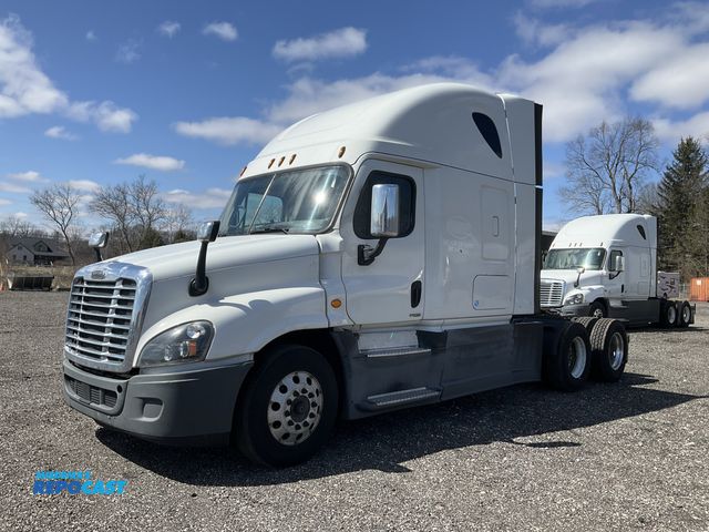 Lot 2-44963 - 2016 Freightliner Cascadia 125 6x2 Semi Truck