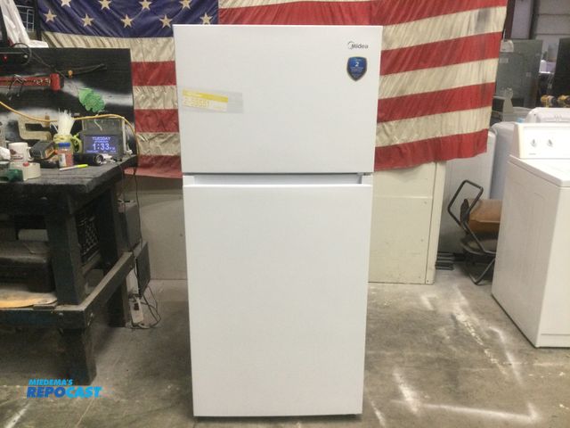 Lot 2-59551 - Midea standard freezer on top Refrigerator/Freezer Midea freezer on top
multi air flow
temperature c...