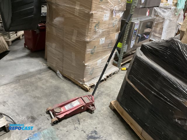 Lot 2-23026 - Steelman JS647530 3-1/2 ton Magic Lift Service Jack Note that Item is Selling As Is
