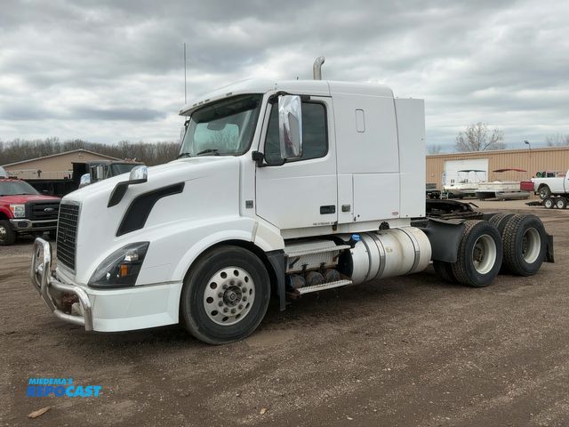Lot 2-11626 - 2013 Volvo VN Semi Truck
