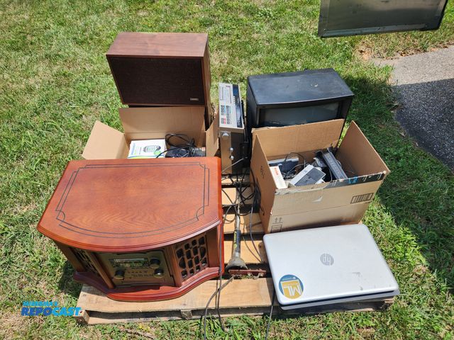 Lot 2-96483 - Lot of (1) Skid of Vintage Electronics, Laptops, Camera Stuff, and More. Large variety. Electronics ...