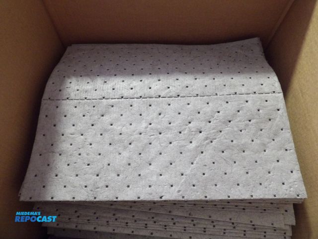 Lot 2-58210 - Lot of (200) new condor absorbent pads universal absorbed 19" x 15" heavy duty absorbent pads, gray ...