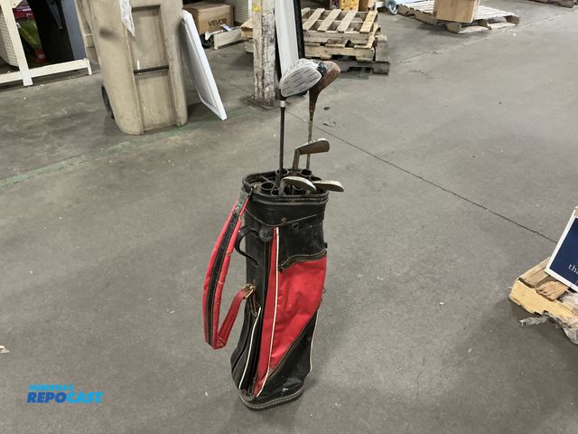 Lot 2-76303 - Golf clubs of assorted brands with bag (red/black)