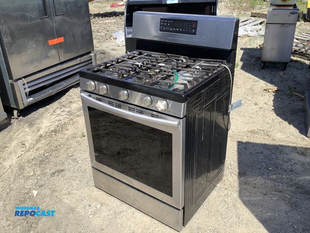 Lot 2-95650 - Samsung NX58H5600SS/AA Commercial 5 burner gas stove