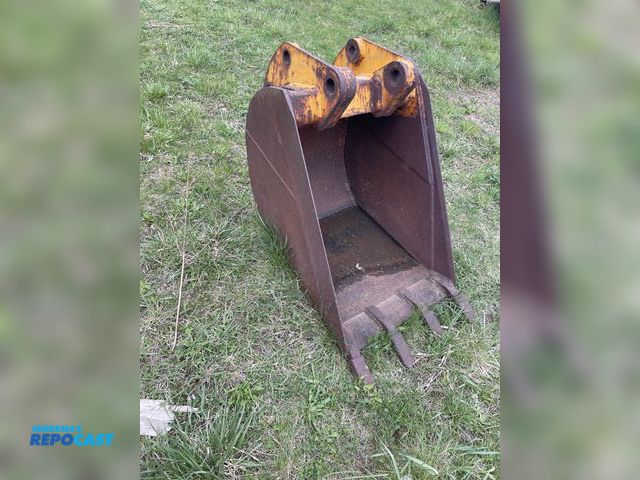 Lot 2-34729 - John Deere 410B 24 inch Backhoe Bucket 24" Backhoe Bucket for John Deere 410B or others.