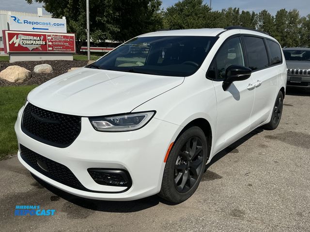Lot 2-45850 - 2024 Chrysler Pacifica Touring L Mini Van FWD