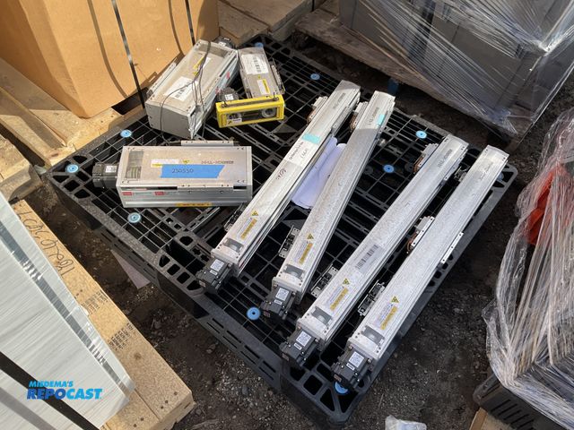 Lot 2-27562 - (2) SAS15 - 05 - 30 - AG - SL- MA20S-R5 - 230530 Samick-Thk modules, (4) SAMICK THK linear actuators