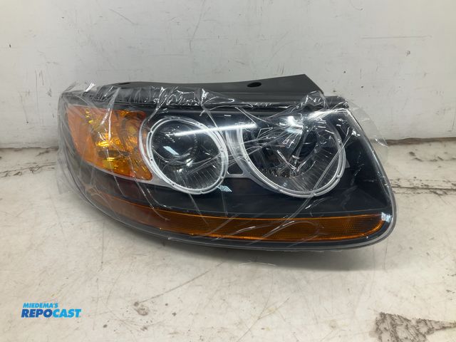 Lot 2-19403 - Headlight assembly for a 2007-2012 Hyundai Santa Fe.