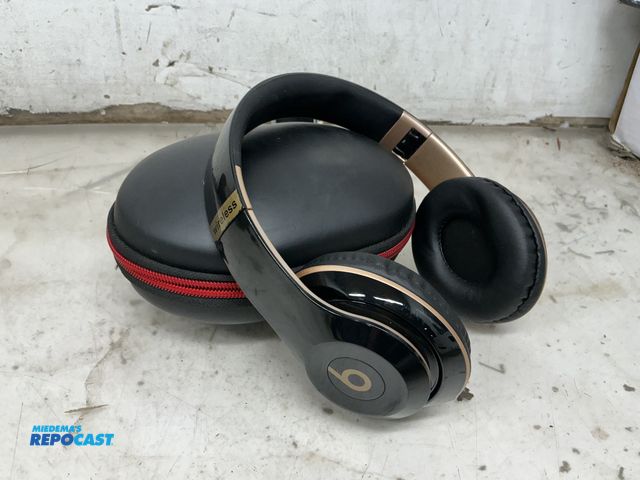 Lot 2-76846 - Wireless  Studio3 Beats