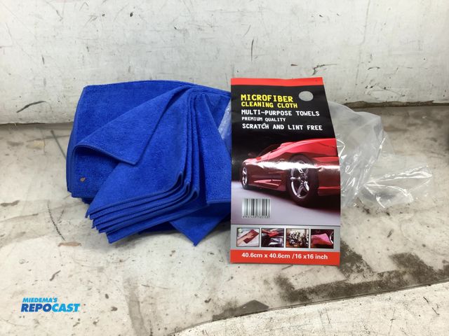 Lot 2-62899 - lot of (36) 16" x 16" microfiber cleaning cloths