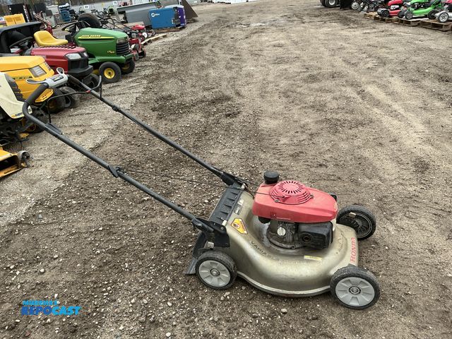 Lot 2-95913 - Honda Self-propelled walk-behind lawn mower w/ smart drive speed control - mower deck is 21" wide w/...