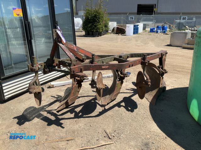Lot 2-35612 - Case Co. 3 bottom plow 3-Point