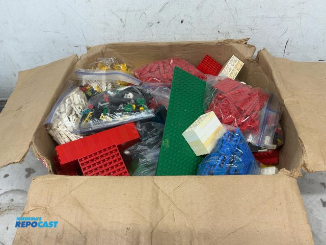 Lot 2-69185 - Box of various types of legos