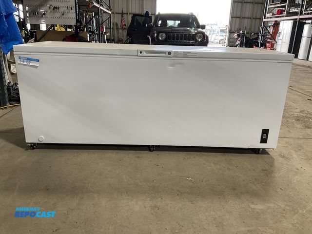 Lot 2-91152 - Scratch & Dent Free Standing Frigidaire  FFCL2542AW Chest Freezer